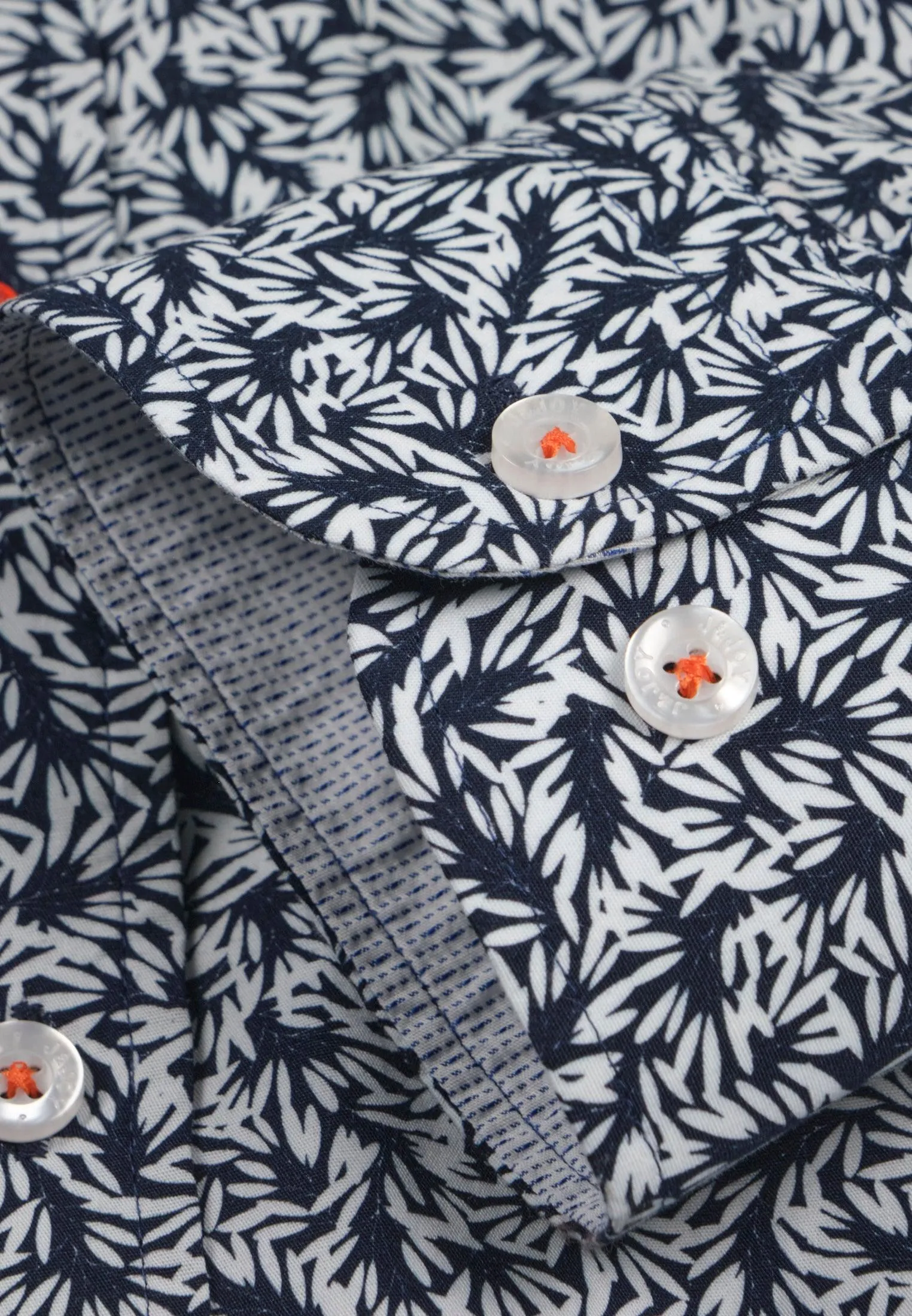 Chemise homme bleu marine avec feuille